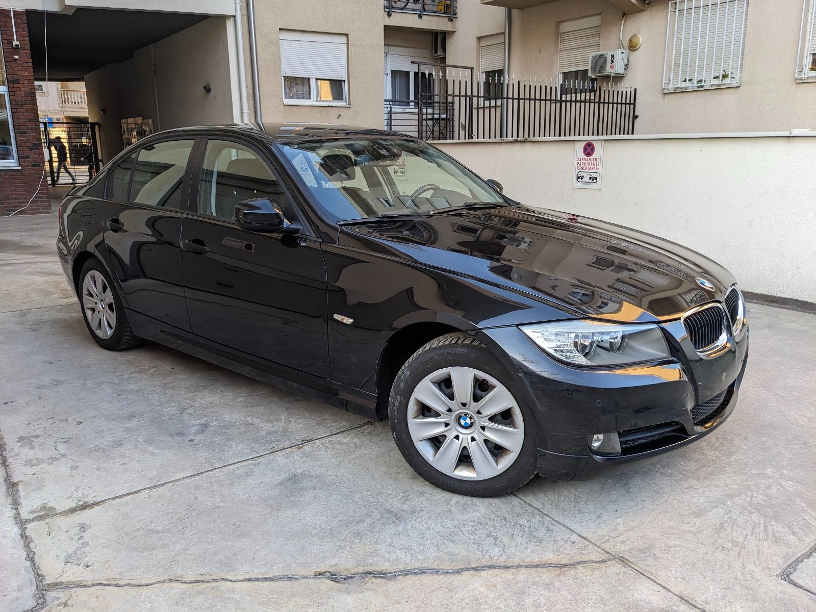 bmw-318i-e90-black-sapphire-big-0